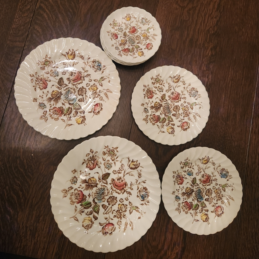 Staffordshire Bouquet by Johnson Brothers (Hanley) set of 10 pieces $45 - Picture 4 of 6